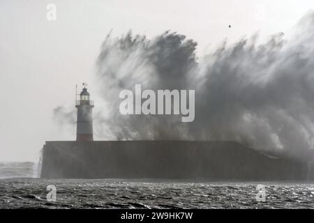 Newhaven, 28. Dezember 2023: Sturm Gerrit schlägt heute Morgen bei Flut den Hafenarm und den Leuchtturm bei Newhaven in East Sussex Stockfoto