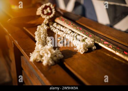 Selektiver Fokus auf traditionelle javanische indonesische Hochzeitsattribute wie Dolch in weiße Jasminblüten gewickelt Stockfoto