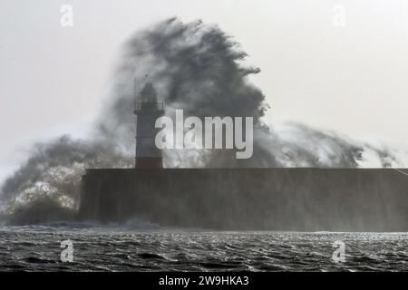 Newhaven, 28. Dezember 2023: Sturm Gerrit schlägt heute Morgen bei Flut den Hafenarm und den Leuchtturm bei Newhaven in East Sussex Stockfoto