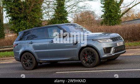 Milton Keynes, Großbritannien - 28. Dezember 2023: 2021 Hybrid-Elektrofahrzeug Range Rover Sport auf britischer Straße Stockfoto