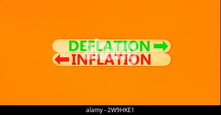 Symbol für den Entlüftungsdruck. Konzeptwort Deflation Inflation auf wunderschönem Holzstock. Schöner oranger Tisch mit orangefarbenem Hintergrund. Deflation der Unternehmen o Stockfoto