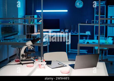 Arbeitsplatz mit Glaswaren und professioneller technischer Ausrüstung im wissenschaftlichen Labor Stockfoto