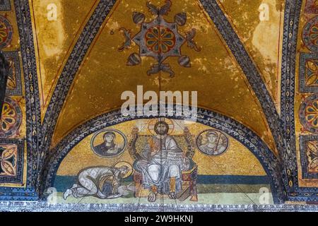 Mosaik von Kaiser Leo VI. (9. Jahrhundert) in der Hagia Sophia Moschee, ehemals Kathedrale und Kulturikone der byzantinischen und ostorthodoxen Zivilisation Stockfoto