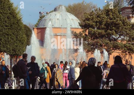 Touristen vor dem Hagia Sophia Hurrem Sultan Bathhouse in Sultanahmet türkischem Badekomplex, der 1556 während des Sultans Suleiman in Istanbul erbaut wurde Stockfoto