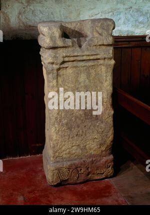 Ein römischer Altar in der St. Oswald's Church, Heavenfield, Northumberland, England, Großbritannien, mit einem Schlitz in der Oberseite, um den Schaft eines christlichen Kreuzes aufzunehmen. Stockfoto