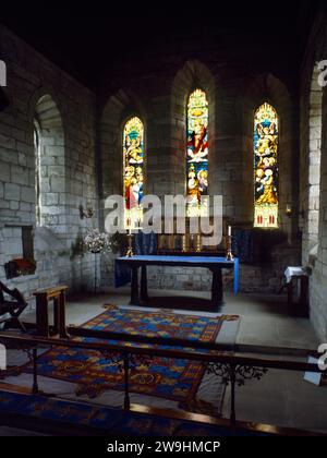 Chor der Church of St Mary, Holy Island, Northumberland, England, Vereinigtes Königreich, zeigt den handgefertigten Teppich, basierend auf einer Seite aus den Lindisfarne-Evangelien. Stockfoto