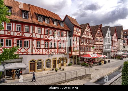 Fachwerkhäuser in der Altstadt von Ochsenfurt, Unterfranken, Bayern, Deutschland | Fachwerkhäuser der Altstadt in Ochsenfurt, Unterfranken Stockfoto