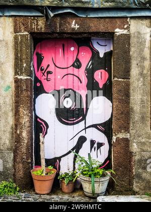 Eines der Kunstwerke an einer Tür in der Zona Velha in Funchal, Madeira. Stockfoto