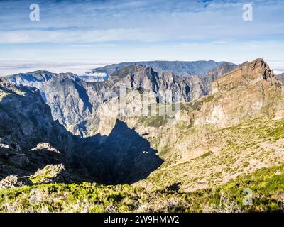 Die Berge rund um den Pico do Arieiro auf Madeira. Stockfoto