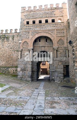 Toledo, Puerta Vieja de Bisagra, Puerta Antigua de Bisagra oder Puerta de Alfonso VI im maurischen Stil, 10. Jahrhundert. Provinz Toledo, Castilla-La Mancha, S. Stockfoto