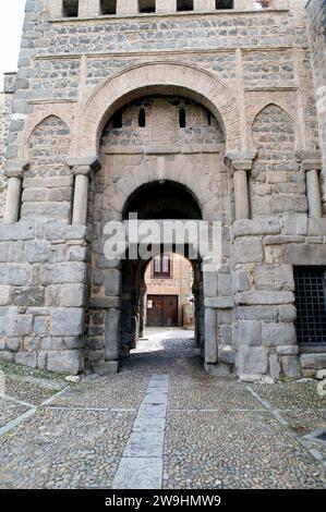 Toledo, Puerta Vieja de Bisagra, Puerta Antigua de Bisagra oder Puerta de Alfonso VI im maurischen Stil, 10. Jahrhundert. Provinz Toledo, Castilla-La Mancha, S. Stockfoto