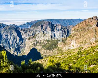 Die Berge rund um den Pico do Arieiro auf Madeira. Stockfoto