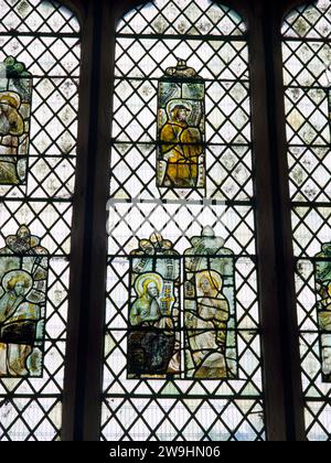 Mittelalterliches Buntglas aus der Hailes Abbey im E-Fenster der Hailes Church, Gloucestershire, England, Großbritannien: 15. Darstellungen von Aposteln und Heiligen. Stockfoto