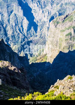 Die Berge rund um den Pico do Arieiro auf Madeira. Stockfoto