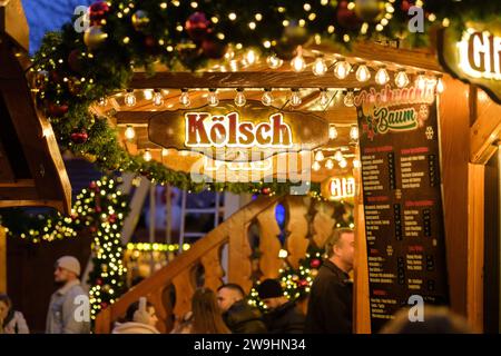 Bonn, Deutschland - 16. Dezember 2023 : Blick auf eine beleuchtete Weihnachtsbar mit Kölsch, dem berühmten Kölner Bier auf dem Weihnachtsmarkt in Bön Stockfoto