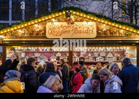 Bonn, Deutschland - 16. Dezember 2023 : Blick auf einen Weihnachtsstand und Menschen, die auf dem Bonner Weihnachtsmarkt spazieren Stockfoto