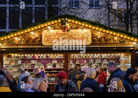 Bonn, Deutschland - 16. Dezember 2023 : Blick auf einen Weihnachtsstand und Menschen, die auf dem Bonner Weihnachtsmarkt spazieren Stockfoto