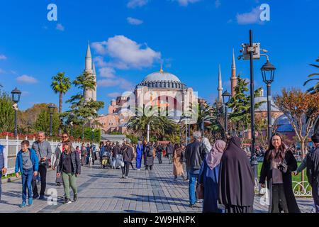 Istanbul, Türkei - 14. November 2023. Blick auf den Sultan Ahmet Park vor der Hagia Sophia Grand Moschee und Hagia Sophia Hurrem Sultan Bathhouse. Su Stockfoto