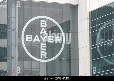 Morristown, New Jersey – 24. Dezember 2023: Logo der Bayer Corporation und Bürogebäude. Bayer ist ein multinationales Pharmaunternehmen Stockfoto
