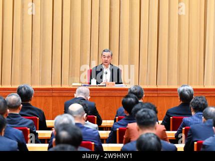 Peking, China. Dezember 2023. Chinesischer Außenminister Wang Yi, auch Mitglied des Politbüros des Zentralkomitees der Kommunistischen Partei Chinas (KPC) und Direktor des Büros der Kommission für auswärtige Angelegenheiten des Zentralkomitees der KPC, gibt abschließende Bemerkungen auf der Zentralkonferenz über die Arbeit im Zusammenhang mit auswärtigen Angelegenheiten in Peking, Hauptstadt Chinas, 28. Dezember 2023. Die Konferenz fand von Mittwoch bis Donnerstag in Peking statt. Quelle: Shen Hong/Xinhua/Alamy Live News Stockfoto