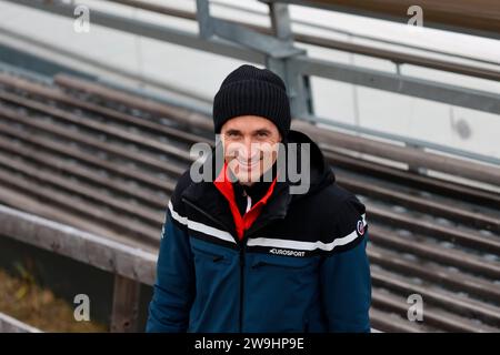 Oberstdorf, Deutschland. Dezember 2023. Martin Schmitt (TV-Experte/Skisprung-Experte, Eurosport, Ex-Weltmeister) beim Training/Qualifikation Auftakt Vierschanzentournee Oberstdorf Credit: dpa/Alamy Live News Stockfoto