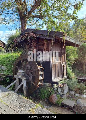 Ein Wasserrad in der Nähe von Tsumago am Nakasendo Way, Japan Stockfoto