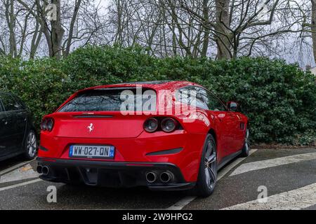 Nancy, Frankreich - Red Ferrari GTC4Lusso parkt auf einem Parkplatz. Stockfoto