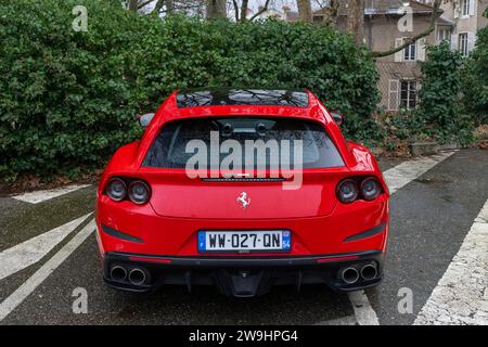 Nancy, Frankreich - Red Ferrari GTC4Lusso parkt auf einem Parkplatz. Stockfoto