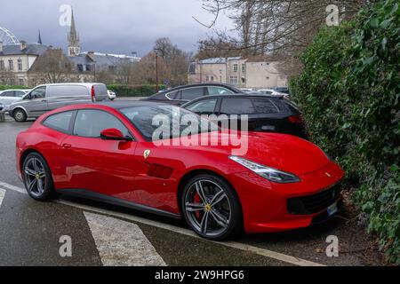 Nancy, Frankreich - Red Ferrari GTC4Lusso parkt auf einem Parkplatz. Stockfoto