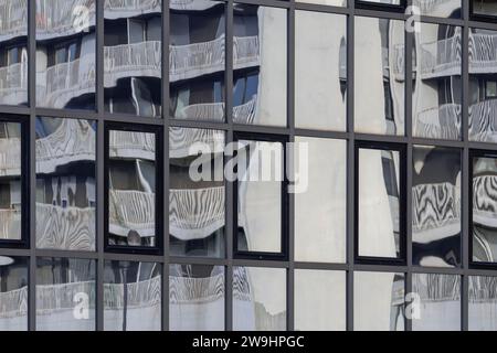 Nancy, Frankreich – Schwerpunkt auf abstrakten Reflexionen eines Wohngebäudes in einer Glasfassade eines Bürogebäudes. Stockfoto