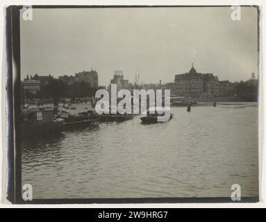 Blick auf die Prins Hendrikkade und die Open Havenfront, Amsterdam, nach 1905 Foto Blick auf die Prins Hendrikkade, die Open Havenfront und den Eingang zum Damrak, vom Hauptbahnhof, Amsterdam, einschließlich des Victoria Hotels und des Bürogebäudes der Versicherungsgesellschaft 'de Utrecht'. Ganz rechts die neue oder runde lutherische Kirche (Kuppelkirche) am Singel. Amsterdam Fotomaterial Gelatine Silberdruck Kanäle, Wasser (in der Stadt) Prins Hendrikkade. Victoria Hotel Stockfoto