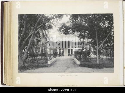 Porträt von Albert Glaser vor seinem Haus, Langkat Sumatra, Carl J. Kleingrotheke, um 1900 Fotografie während fotografischer Unterstützung. Papier. Sumatra aus Pappe Stockfoto