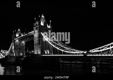 Nachtbild der Tower Bridge in London mit beleuchteter Brücke Stockfoto