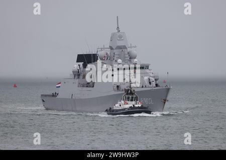 Die niederländische Luftverteidigungsfregatte HNLMS DE ZEVEN PROVINCIEN erreicht die Marinestützung Stockfoto