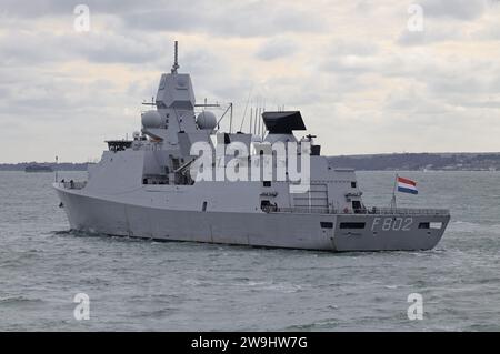 Die niederländische Luftverteidigungsfregatte HNLMS DE ZEVEN PROVINCIEN stürmt in den Solent Stockfoto