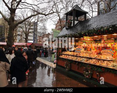 Die Besucher genossen den Weihnachtsmarkt mit seinen Ständen am Leicester Square trotz des Regens. London Großbritannien Stockfoto