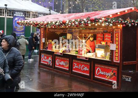 Die Besucher genossen den Weihnachtsmarkt mit seinen Ständen am Leicester Square trotz des Regens. London Großbritannien Stockfoto