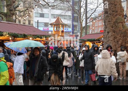 Die Besucher genossen den Weihnachtsmarkt mit seinen Ständen am Leicester Square trotz des Regens. London Großbritannien Stockfoto