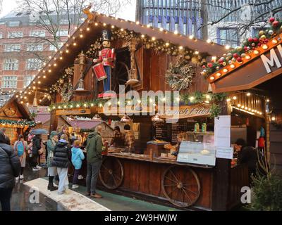 Die Besucher genossen den Weihnachtsmarkt mit seinen Ständen am Leicester Square trotz des Regens. London Großbritannien Stockfoto