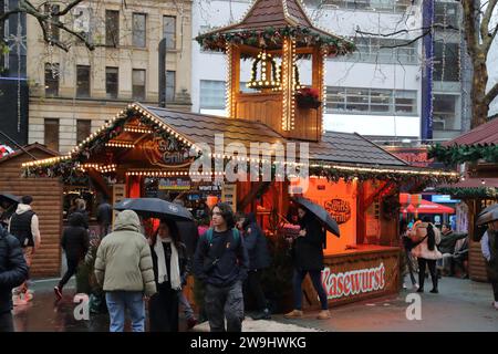 Die Besucher genossen den Weihnachtsmarkt mit seinen Ständen am Leicester Square trotz des Regens. London Großbritannien Stockfoto