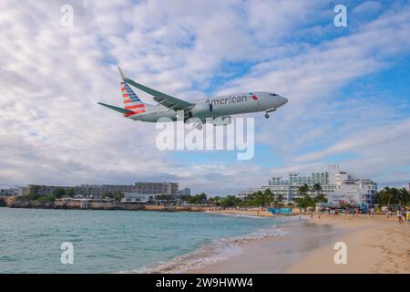 American Airlines Boeing 737 fliegt über Maho Beach, bevor sie auf dem Princess Juliana International Airport SXM auf Sint Maarten, niederländische Karibik, landet. Stockfoto