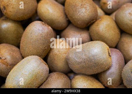 Kiwi-Frucht aus nächster Nähe im Laden, frische und saftige grüne Kiwis als Hintergrund Stockfoto