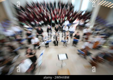 Konzert-Orchester, erschossen während des Zoomens bei niedrigen Verschlusszeit (ohne Photoshop) Stockfoto