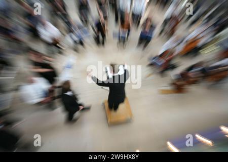 Dirigent bei einem klassischen Konzert in Dänemark 2006. Bild, das beim Zoomen aufgenommen wurde, um den Brur-Effekt zu erzielen. Stockfoto