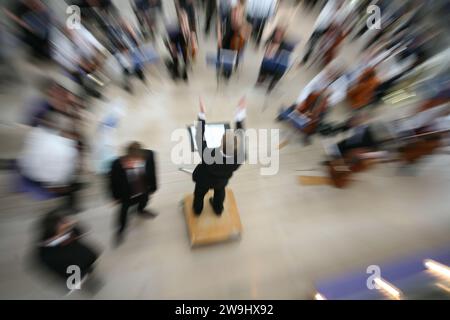 Dirigent bei einem klassischen Konzert in Dänemark 2006. Bild, das beim Zoomen aufgenommen wurde, um den Brur-Effekt zu erzielen. Stockfoto