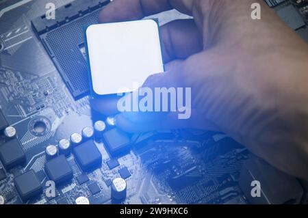 Draufsicht des Technikers, der CPU-Chip auf der Hauptplatine installiert, CPU-Chip es ist der Gehirnteil des Computers. Stockfoto