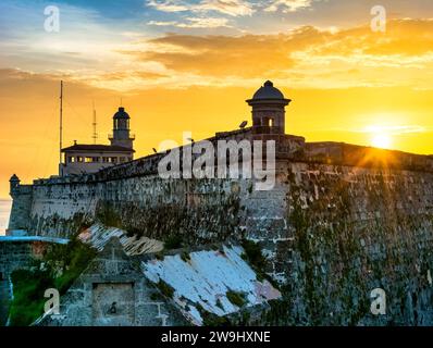 Sonnenuntergang in der spanischen Kolonialfestung "El Morro" in Havanna, Kuba. Stockfoto