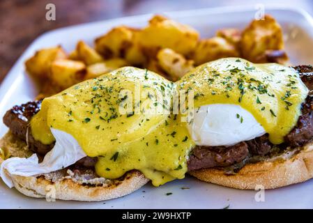 Eier Benedikt über einem Rindfleisch-Lendensteak, proteinreiche Frühstücksteller. Stockfoto