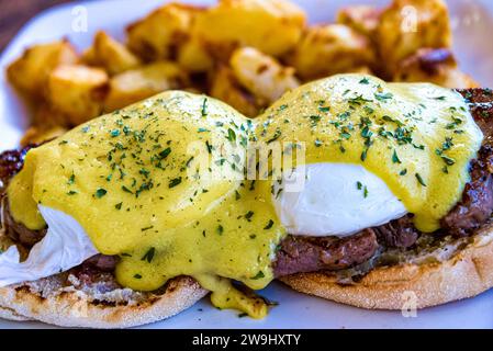 Eier Benedikt über einem Rindfleisch-Lendensteak, proteinreiche Frühstücksteller. Stockfoto