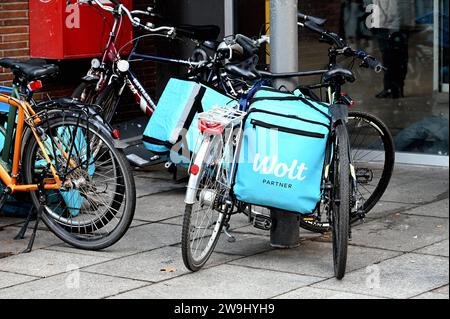 Ein Fahrrad mit rasche des Lieferdienstes WOLT, ein finnisches Technologieunternehmen, das für seine Lieferplattform für Lebensmittel und Waren bekannt ist *** Ein Fahrrad mit rasche vom Lieferdienst WOLT, einem finnischen Technologieunternehmen, das für seine Lebensmittel- und Warenlieferplattform bekannt ist Stockfoto